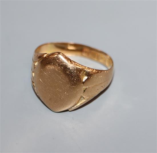 An Edwardian 18ct gold signet ring, size M/N.